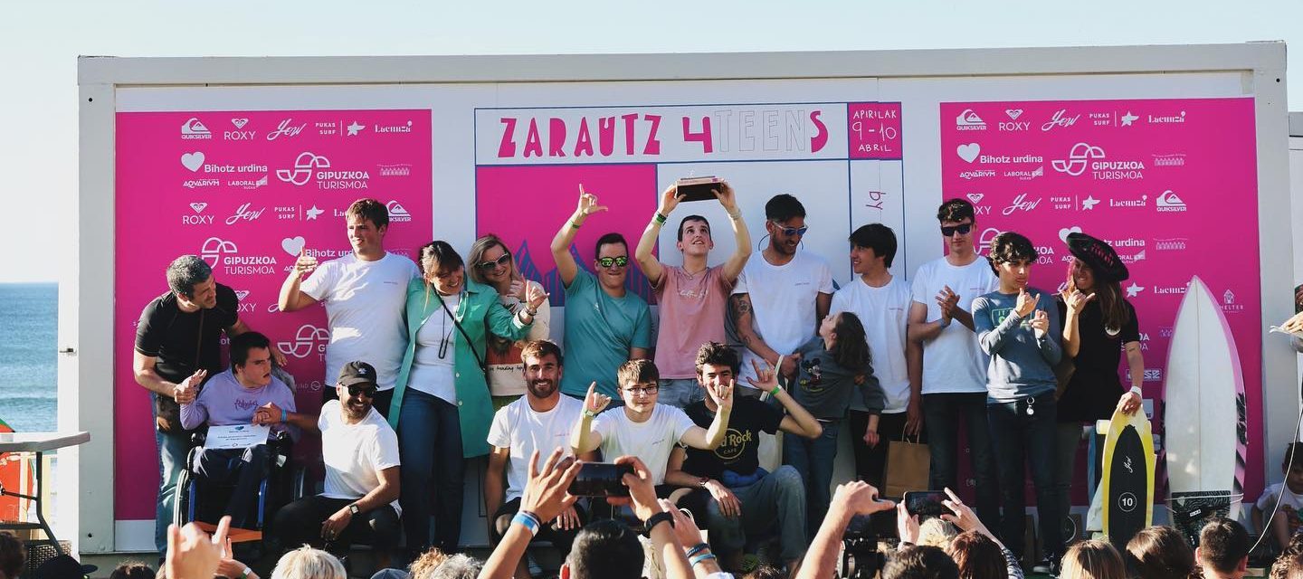 Inclusión: un escenario con todos los integrantes de surf adaptado en el escenario